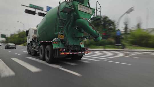 汽车行驶在城市道路第一视角