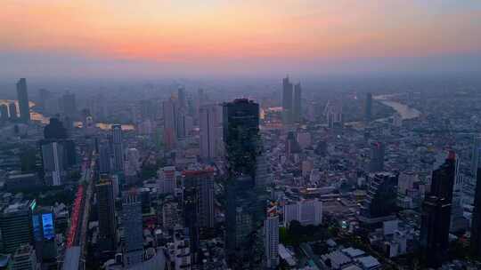 泰国首都曼谷市中心拥挤的高层城市景观。航