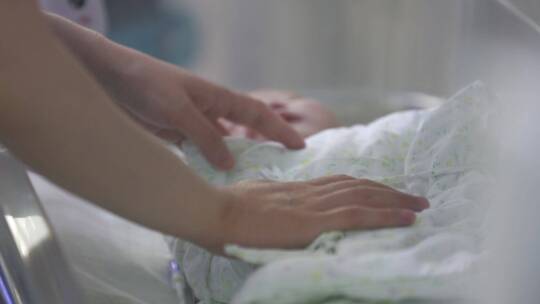 新生儿宝宝安抚婴儿护理医院产科病房特写视频素材模板下载