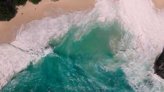 海浪浪花冲向沙滩航拍