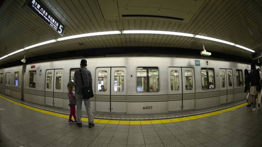 东京地铁站乘客上下车特写