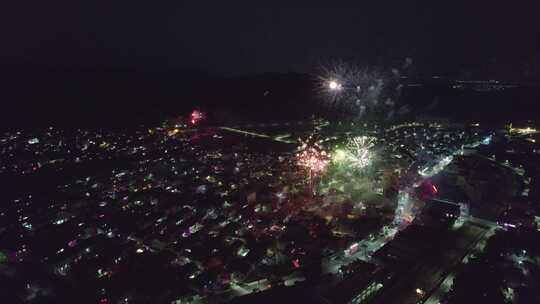 中国乡村除夕新年夜空绚烂烟花航拍