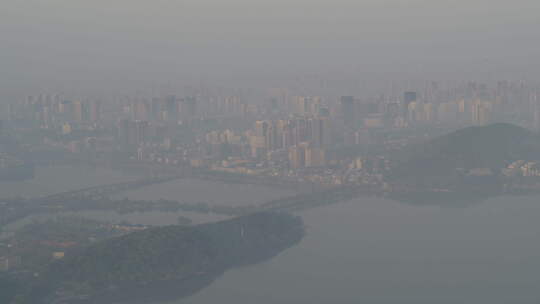 航拍武汉东湖公园清晨大雾江岸城市建筑视频素材模板下载