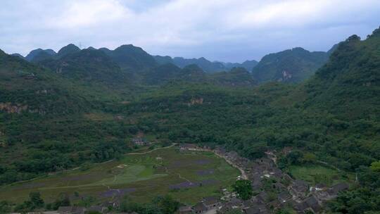 山间村落的自然风光全景