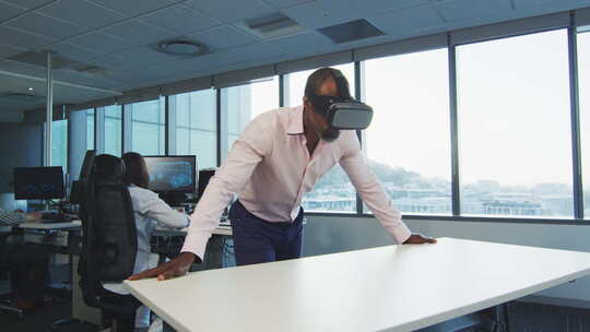 商人在办公室戴着VR耳机