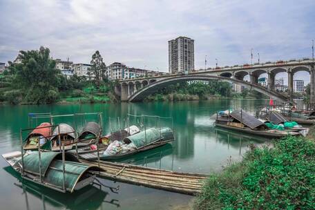 延时河边驳船泊船长曝光延时竹排大桥旁