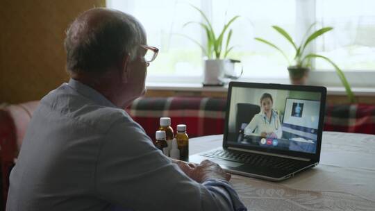 电脑上视频聊天的老年人