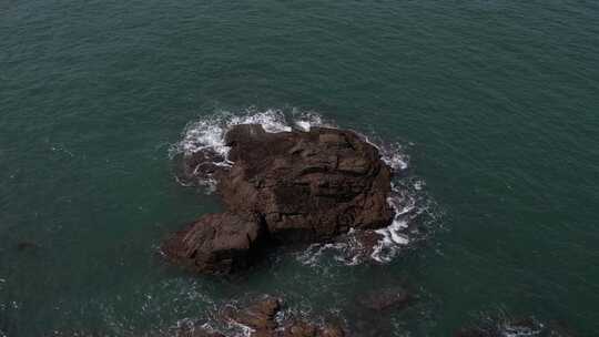 平潭岛海浪拍打着黑礁石视频素材模板下载