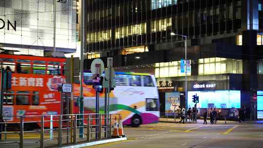 香港城市道路夜晚繁忙交通车流路况汽车行驶