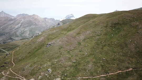 瑞士阿尔卑斯山草地的无人机鸟瞰图，山区自然景观，采尔马特