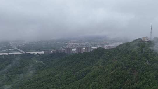 雨雾中的山林田园