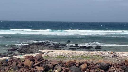 海边礁石与海浪构成的自然美景