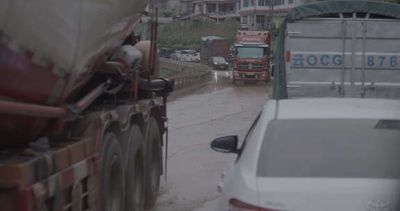 怒江泥水流山体滑坡堵车