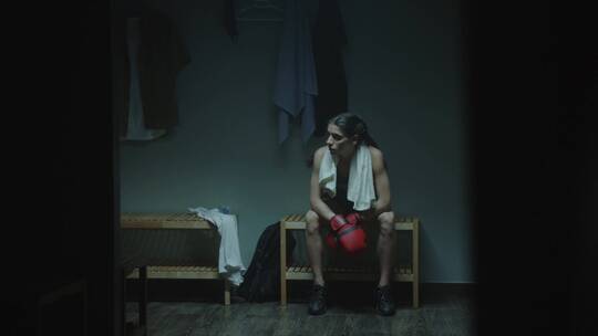 女拳击手坐在休息室