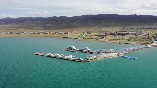 青海海南青海湖水面天空船只航拍视频