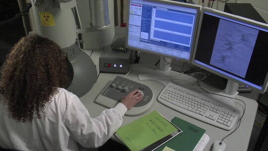 医学家在研究癌症疫苗视频素材模板下载