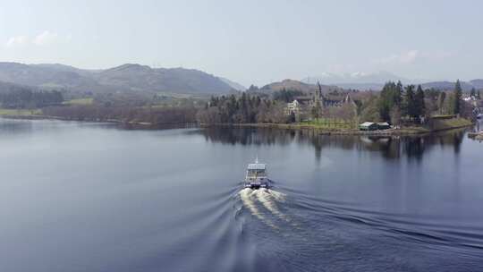 苏格兰奥古斯都堡附近尼斯湖上的尼斯河旅游船视频素材模板下载