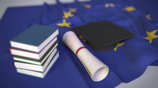 欧盟旗帜上的毕业帽和文凭视频素材模板下载