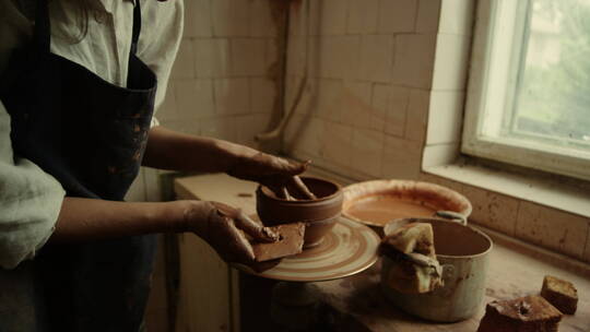 年轻的陶艺家在工作室制作粘土产品