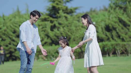 草地上的一家人 温馨一家人