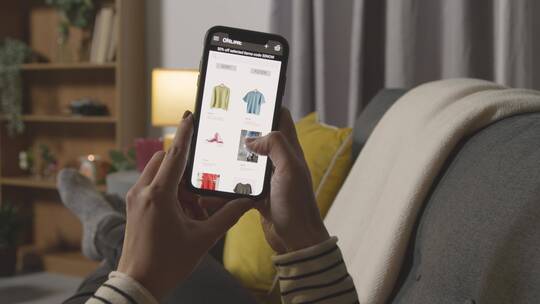 手机在线购买衣服的网页特写视频素材模板下载