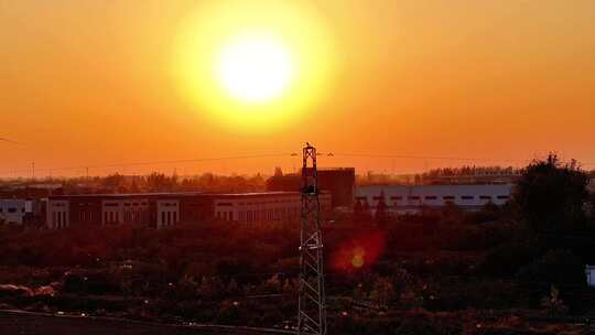 航拍平原夕阳落日房屋风力发电晚霞鸟类视频素材模板下载