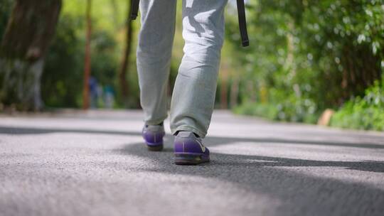 年轻青春阳光活力女孩春天公园游玩轻快脚步