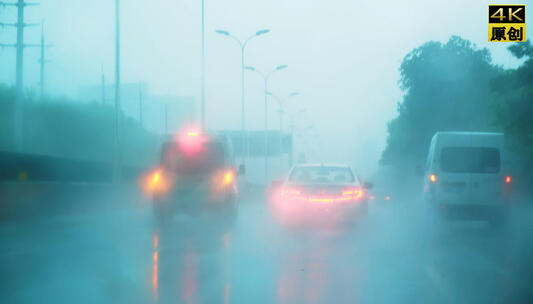 狂风暴雨开车在高速