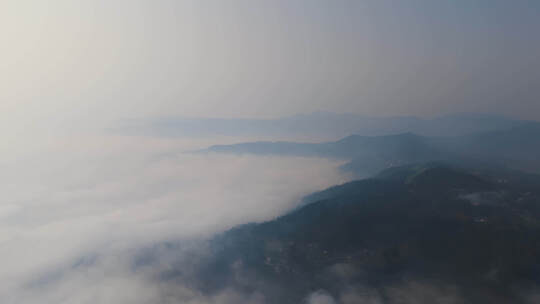 朦胧神秘大山云雾