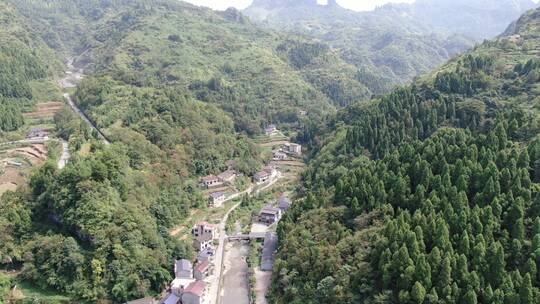 航拍大山中的美丽乡村