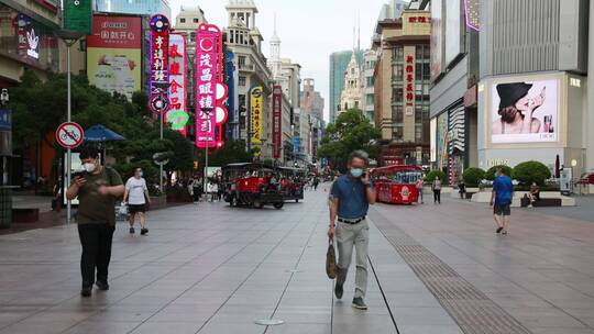 上海南京路步行街霓虹灯招牌