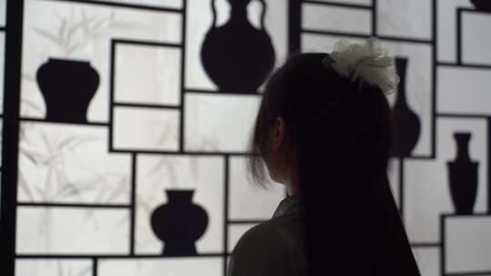 美女参观博物馆看展览女人欣赏陶瓷艺术品