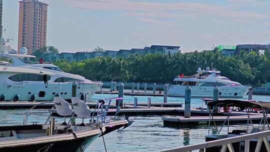 海南三亚清水湾的豪华游艇码头