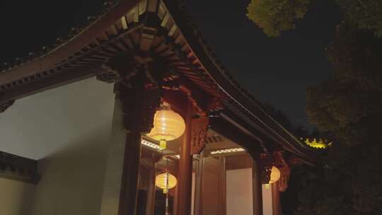 新昌大佛寺挂着灯笼的古建筑