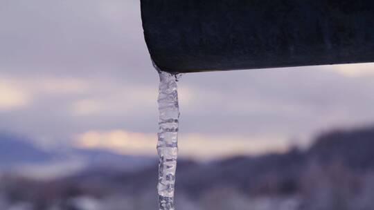 冬季排水管上的冰柱视频素材模板下载