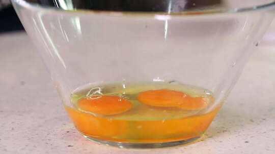 鸡蛋打入搅拌碗视频素材模板下载