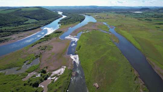 草地河流羊群吃草自然风光航拍