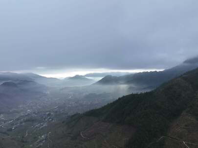 信宜钱排风车山云海日出航拍，日出云海