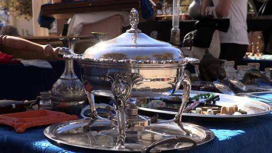 餐盘上展示的银质餐具特写