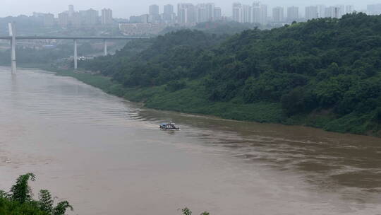 航拍高空俯瞰重庆嘉陵江上的逆水行舟