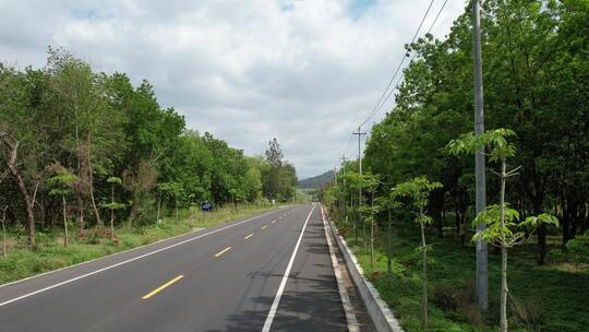 绿悠悠车流上升见山峦