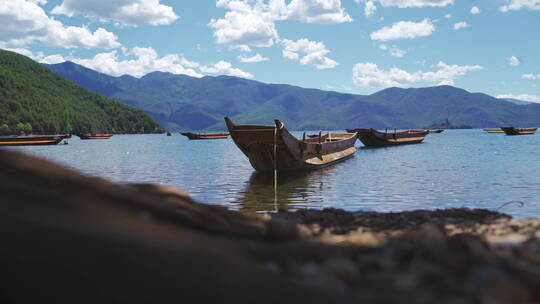 小船在湖中漂泊