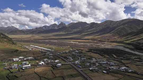 西藏昌都类乌齐县G214湿地乡村田园风光