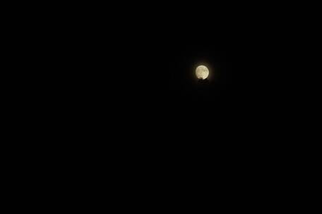 月亮被云雾笼罩延时月亮上升云遮月