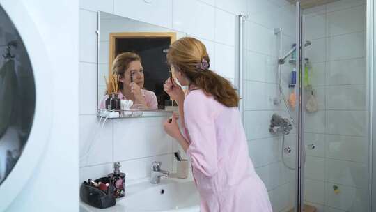 女人在浴室画眉毛