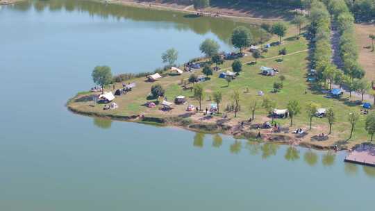西安湖湿地公园河堤路露营