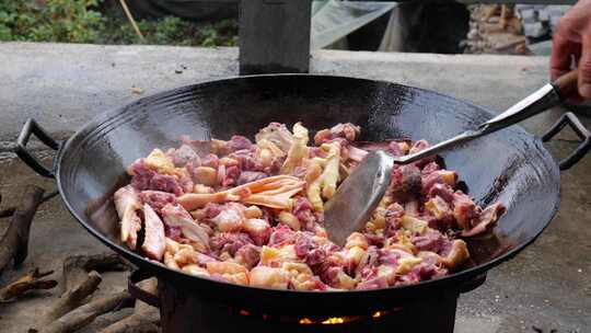 在农村生火烹饪鸭肉
