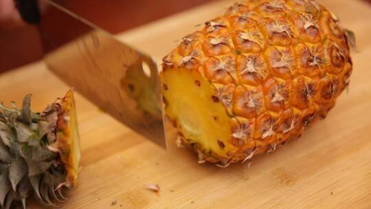 切菠萝削菠萝
