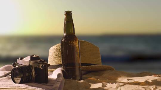 啤酒瓶在海滩的毛巾上