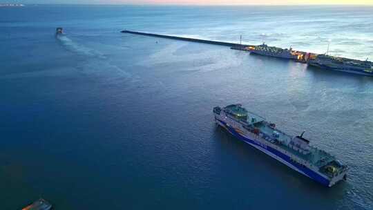 海南海口新海客运枢纽港口航拍货轮出港口